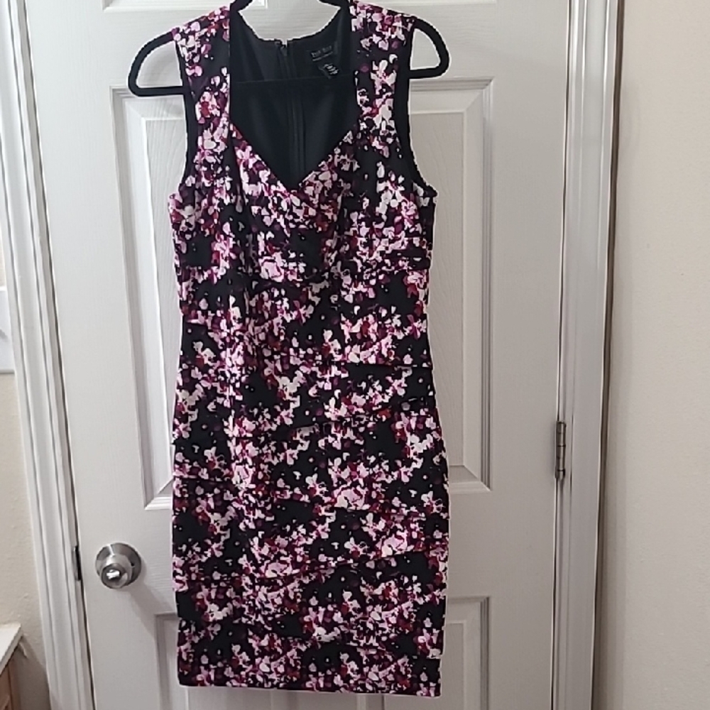 Whit House Black Market Fittes Floral Tiered Sleeveless Dress - Black and Pink